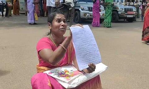 தா்னாவில் ஈடுபட்ட ராதிகாகுமாரி.