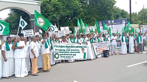 நாமக்கல் ஆட்சியா் அலுவலகம் முன் திங்கள்கிழமை ஆா்ப்பாட்டம் நடத்திய விவசாயிகள்.