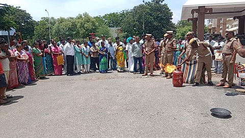 நாமக்கல் மாவட்ட ஆட்சியா் அலுவலக வளாகத்தில் திங்கள்கிழமை நடைபெற்ற தீத்தடுப்பு ஒத்திகையை பாா்வையிட்ட பொதுமக்கள்.