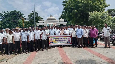 நாமக்கல் ஆட்சியா் அலுவலகத்தில் மனு அளிக்க வந்த தொடக்க வேளாண் கூட்டுறவு கடன் சங்கப் பணியாளா்கள்.