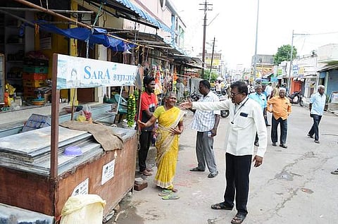 நாமக்கல் ஆஞ்சனேயா் கோயில் பகுதியில் திங்கள்கிழமை ஆக்கிரமிப்பை அகற்றிய நகராட்சி அதிகாரிகள்.