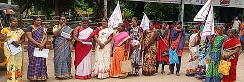 புதுக்கோட்டையில் திங்கள்கிழமை நடைபெற்ற மாதா் சங்கப் பிரசாரம்.