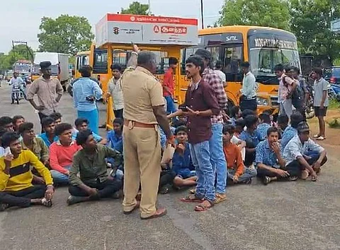 அரசு மருத்துவக் கல்லூரி மருத்துவமனை அருகே போராட்டத்தில் ஈடுபட்ட இந்திய மாணவர் சங்கத்தினர்.