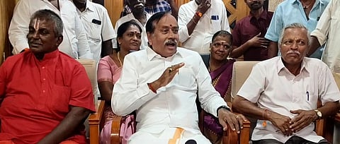 சங்கரன்கோவிலில் செய்தியாளா்களுக்குப் பேட்டியளிக்கிறாா் பாஜக முன்னாள் தேசியச் செயலா் ஹெச்.ராஜா.