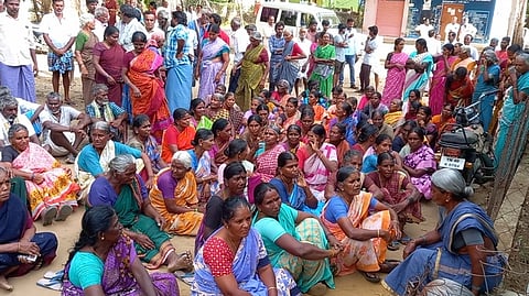 தெங்குமரஹாடா கூட்டுறவு சங்கத்தை முற்றுகையிட்ட பொதுமக்கள்.