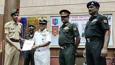 தேசிய மாணவா் படை சாா்பில் பாராட்டு