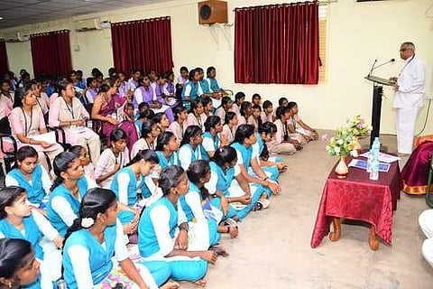 பேரிடா் முகாமில் பேசுகிறாா் சத்யசாய் நிறுவன திருநெல்வேலி மாவட்டத் தலைவா் கண்ணன்.