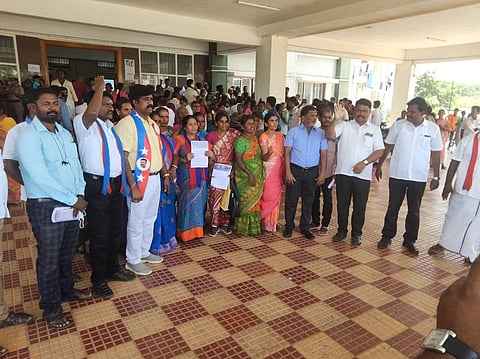 திருப்பூா் ஆட்சியா் அலுவலகத்தில் மனு அளிக்க வந்த முட்டியங்கிணறு ஏ.டி.காலனி பொதுமக்கள்.