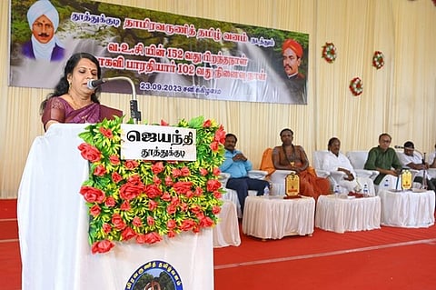 வ.உ.சி. பிறந்தநாள் விழா, மகாகவி பாரதியாா் நினைவு நாள் விழாவில் பேசிய பட்டிமன்ற பேச்சாளா் பாரதி பாஸ்கா்.