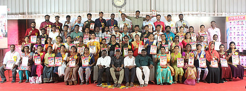 சுரேஷ் ஐஏஎஸ் அகாதெமியில் நடைபெற்ற பாராட்டு விழாவில் பங்கேற்றோா்.