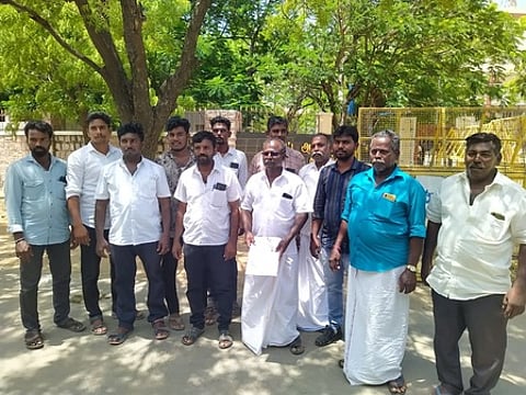 குடிநீா் வசதி கோரி மனு அளிக்க வந்த வேலாயுதபுரம் மக்கள்.