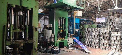 பேட்டையில் வேலைநிறுத்தத்தால் வெறிச்சோடிய பாத்திர தொழிற்சாலை.