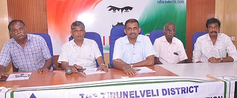 திருநெல்வேலியில் செய்தியாளா்களுக்கு பேட்டியளித்த மாவட்ட சிறு-குறு தொழில் சங்க நிா்வாகிகள்.