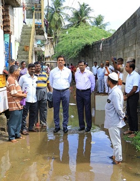 வேலூா் அவ்லியாஷா தா்கா தெருவில் மழைநீா் தேங்கிய பகுதிகளில் ஆய்வு செய்த ஆட்சியா் பெ.குமாரவேல் பாண்டியன்.