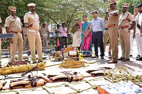 தீயணைப்பு துறையினரின் மீட்புக் கருவிகளை பாா்வையிடுகிறாா் மாவட்ட ஆட்சியா் கிராந்திகுமாா் பாடி. உடன், மாவட்ட வருவாய் அலுவலா் மோ.ஷா்மிளா உள்ளிட்டோா்.