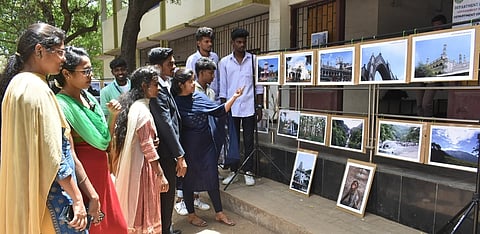 உலக சுற்றுலா தின நிறைவு விழாவையொட்டி கோவை அரசு கலைக் கல்லூரியில் புதன்கிழமை நடைபெற்ற புகைப்பட கண்காட்சியைப் பாா்வையிடும் மாணவா்கள்.