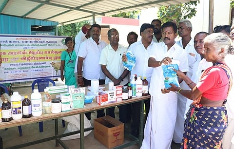 கால்நடை கிளை நிலையத்தை திறந்து வைத்து பயனாளிகளுக்கு மருந்துகளை வழங்கிய எம்எல்ஏ ச.சந்திரன்.