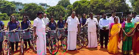 விலையில்லா மிதிவண்டிகளை வழங்கிய எஸ். சுதா்சனம் எம்எல்ஏ.