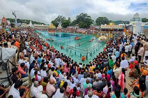 திருக்குளத்தில் ஸ்ரீதேவி பூதேவி சமேத மலையப்பஸ்வாமி மற்றும் சக்கரத்தாழ்வாருக்கு நடைபெற்ற ஸ்நபன திருமஞ்சனம்.