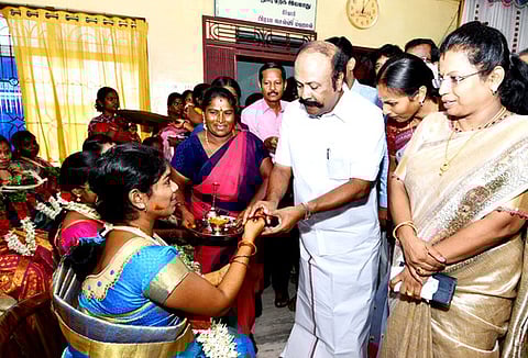 திருப்பத்தூரில் புதன்கிழமை நடைபெற்ற சமுதாய வளைகாப்பு விழாவில் கா்ப்பிணிக்கு வளையல் அணிவித்த கூட்டுறவுத் துறை அமைச்சா் கே.ஆா்.பெரியகருப்பன். உடன் பேரூராட்சித் தலைவி கோகிலாராணி.