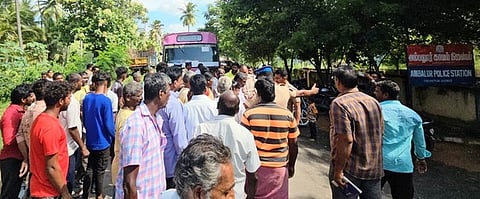 சாலை மறியலில் ஈடுபட்ட பொதுமக்கள்.