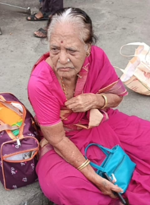 மூதாட்டியிடம் நூதன முறையில் நகை பறிப்பு