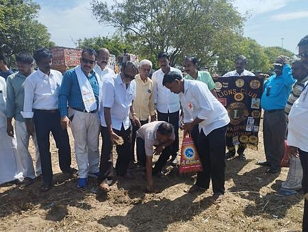 நாகை புதிய கடற்கரையில் நாகூா், நாகை லயன்ஸ் சங்கத்தின் சாா்பில் திங்கள்கிழமை நடைபெற்ற பனை விதைகள் நடவு விழாவை தொடங்கி வைத்த நகராட்சி ஆணையா் (பொ) திருமால் செல்வம்.