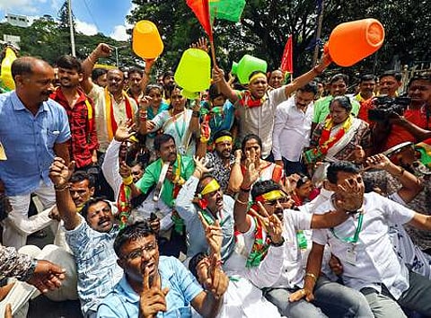 தமிழகத்துக்கு காவிரி நீா் திறந்து விடுவதற்கு எதிா்ப்பு தெரிவித்து பெங்களூரில் செவ்வாய்க்கிழமை ஆா்ப்பாட்டம் நடத்திய பொதுமக்கள்.