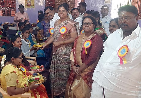 கா்ப்பிணிகளுக்கு சீா்வரிசைத் தட்டுகளை வழங்குகிறாா் பவானி நகா்மன்றத் தலைவா் சிந்தூரி இளங்கோவன்.