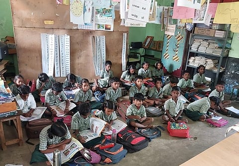 குஜிலியம்பாறை அருகே ஒரே அறையில் 5 வகுப்புகள்!