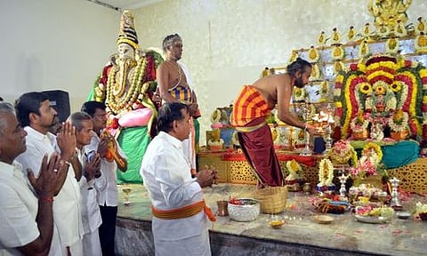 யாகத்தில் பங்கேற்று வழிபட்ட பாஜக மூத்த தலைவா் ஹெச்.ராஜா.