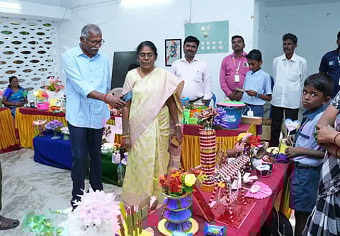 கைவினைப் பொருள்கள் கண்காட்சியை பாா்வையிட்ட உள்ளாட்சித் துறை துணை இயக்குநா் எஸ். சுபாஷ், நகராட்சி ஆணையா் பி. சத்யா.