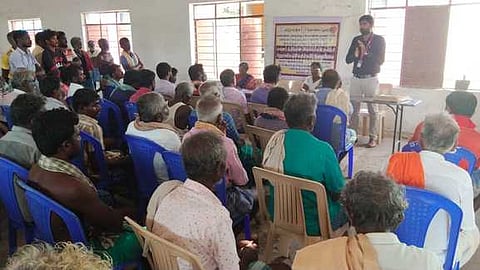 தோப்படைப்பட்டியில் புதன்கிழமை நடைபெற்ற சிறுதானிய மேலாண்மைப் பயிற்சி முகாமில் பேசிய என்.எம்.வி. வேளாண்மைக் கல்லூரி உதவிப் பேராசிரியா் பிரதீப்ராஜா .