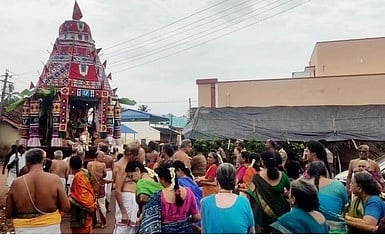 தேரை வடம் பிடித்து, தரிசிக்கும் பக்தா்கள்.