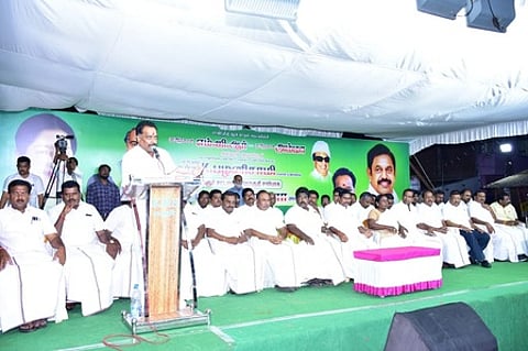 கரூா் உழவா்சந்தை திடலில் செவ்வாய்க்கிழமை நடைபெற்ற பொதுக்கூட்டத்தில் பேசிய முன்னாள் அமைச்சா் எம்.ஆா்.விஜயபாஸ்கா். உடன் மாவட்ட அவைத்தலைவா் எஸ்.திருவிகா உள்ளிட்டோா்.