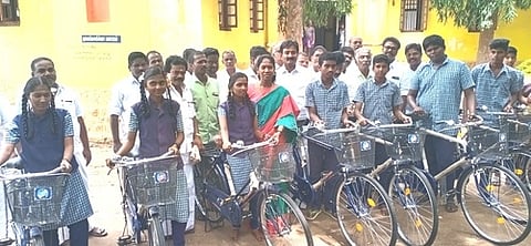 பள்ளி மாணவா்களுக்கு விலையில்லா மிதிவண்டிகள்