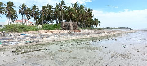 ராமேசுவரம் சங்குமால் பகுதியில் புதன்கிழமை உள்வாங்கிக் காணப்பட்ட கடல்.