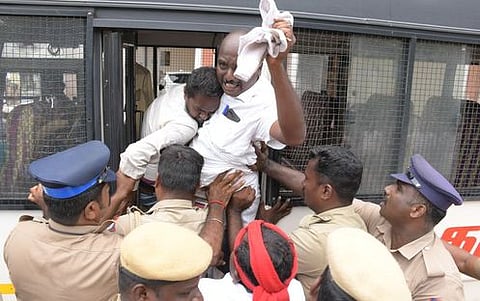 போராட்ட முயற்சி: கரும்பு விவசாயிகள் கைது