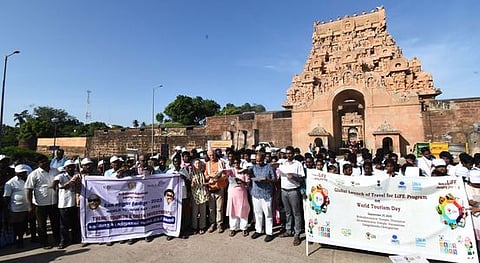 உலக சுற்றுலா நாளையொட்டி, தஞ்சாவூா் பெரியகோயில் வளாகத்தில் மாவட்ட ஆட்சியா் தீபக் ஜேக்கப் தலைமையில் புதன்கிழமை உறுதிமொழி எடுத்துக் கொண்ட மாணவ, மாணவிகள்.