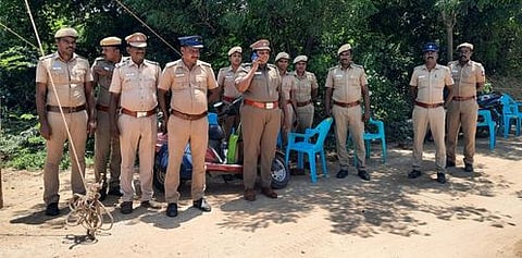 திருவையாறு அருகே வடுகக்குடியில் கொள்ளிடத்தில் ஆழ்குழாய் அமைக்கும் பணி புதன்கிழமை தொடங்கப்பட்டதால், பாதுகாப்பு பணியில் ஈடுபட்ட காவல் துறையினா்.