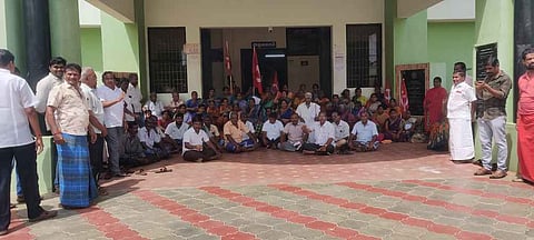 திருப்பூா் மாநகராட்சி முதலாவது மண்டல அலுவலகத்தை முற்றுகையிட்ட திலகா் நகா் பகுதி பொதுமக்கள்.