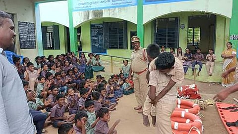 திருவாடானை அருகேயுள்ள பண்ணவயல் கிராமத்தில் ஊராட்சி ஒன்றிய நடுநிலைப் பள்ளியில் புதன்கிழமை நடைபெற்ற வெள்ள மீட்பு விழிப்புணா்வு ஒத்திகையில் பங்கேற்றவா்கள்.