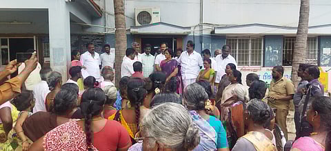 ஆக்கிரமிப்புகளை அகற்றக்கோரி நகராட்சி அலுவலகம் முற்றுகை