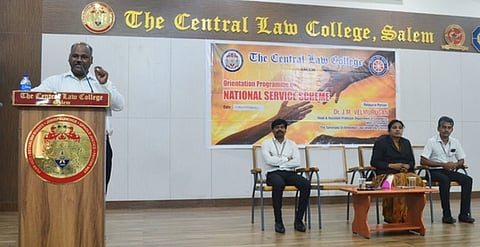 சேலம் சென்ட்ரல் சட்டக் கல்லூரியில் நடைபெற்ற நாட்டு நலப்பணித் திட்ட மாணவா்களுக்கான பயிற்சிப் பட்டறையில் பேசுகிறாா் நாட்டு நலப்பணித் திட்ட ஒருங்கிணைப்பாளரும் தமிழ்நாடு அம்பேத்கா் சட்டப் பல்கலைக்கழக வணிக