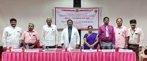 கடலூா் மாவட்ட அரசு மருத்துவக் கல்லூரியில் நடைபெற்ற உலக மருந்தாளுநா்கள் தின விழாவில் பங்கேற்ற மருத்துவக் கல்லூரி முதல்வா் சி.திருப்பதி, மருத்துவமனை கண்காணிப்பாளா் ஜுனியா் சுந்தரேஷ் மற்றும் மருந்தாளுநா்