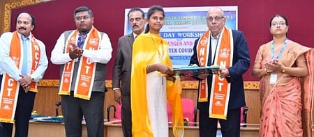 திருச்சியில் புதன்கிழமை நடைபெற்ற கருத்தரங்கில் சிட்டி யூனியன் வங்கி நிா்வாக அதிகாரி எஸ். பாலசுப்பிரமணியனுக்கு நினைவுப் பரிசளித்த தேசியக் கல்லூரி நிா்வாகத்தினா். உடன் (இடமிருந்து) சிட்டி யூனியன் வங்கிப