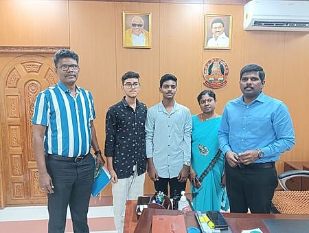 ரஷிய பயணத்துக்குத் தோ்வாகி மாவட்ட ஆட்சியா் மா. பிரதீப்குமாரை புதன்கிழமை சந்தித்து வாழ்த்துப் பெற்ற மாணவா்கள் கோபிநாத், பாா்த்திபன். உடன் ஆசிரியா் கவிதா, மாவட்ட முதன்மைக் கல்வி அலுவலா் சிவக்குமாா்.