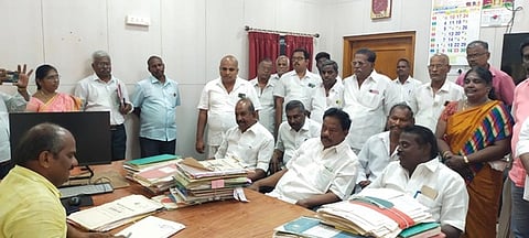 நகராட்சி ஆணையரிடம் மனு கொடுத்த அதிமுகவினா்.