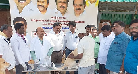 பழனி அண்ணாமலை மருத்துவமனை வளாகத்தில் புதன்கிழமை வளா்ப்பு நாய்களுக்கு இலவச தடுப்பூசி போடும் நிகழ்ச்சியைத் தொடங்கி வைத்த கோட்டாட்சியா் சரவணன். உடன் நகராட்சி ஆணையா் பாலமுருகன், பழனி கால்நடைத் துறை உதவி