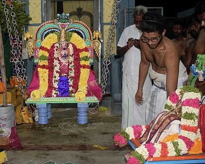 விளாநல்லூா் ஸ்ரீவரதராஜப் பெருமாள் கோயிலில் நடைபெற்ற சுவாமி ஊஞ்சல் சேவை.